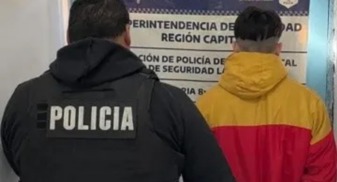 Increíble: Un cajero fue detenido por estafa, le cambió la tarjeta a una clienta e hizo compras a su nombre