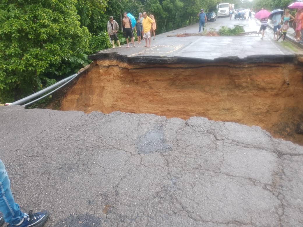 Colapsó parte de la carretera Carúpano-Güiria este #4Jul