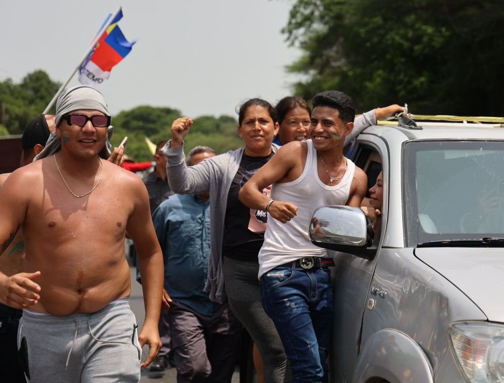 “Viva Venezuela”: La cálida bienvenida de los vecinos de Píritu a María Corina Machado (Video)