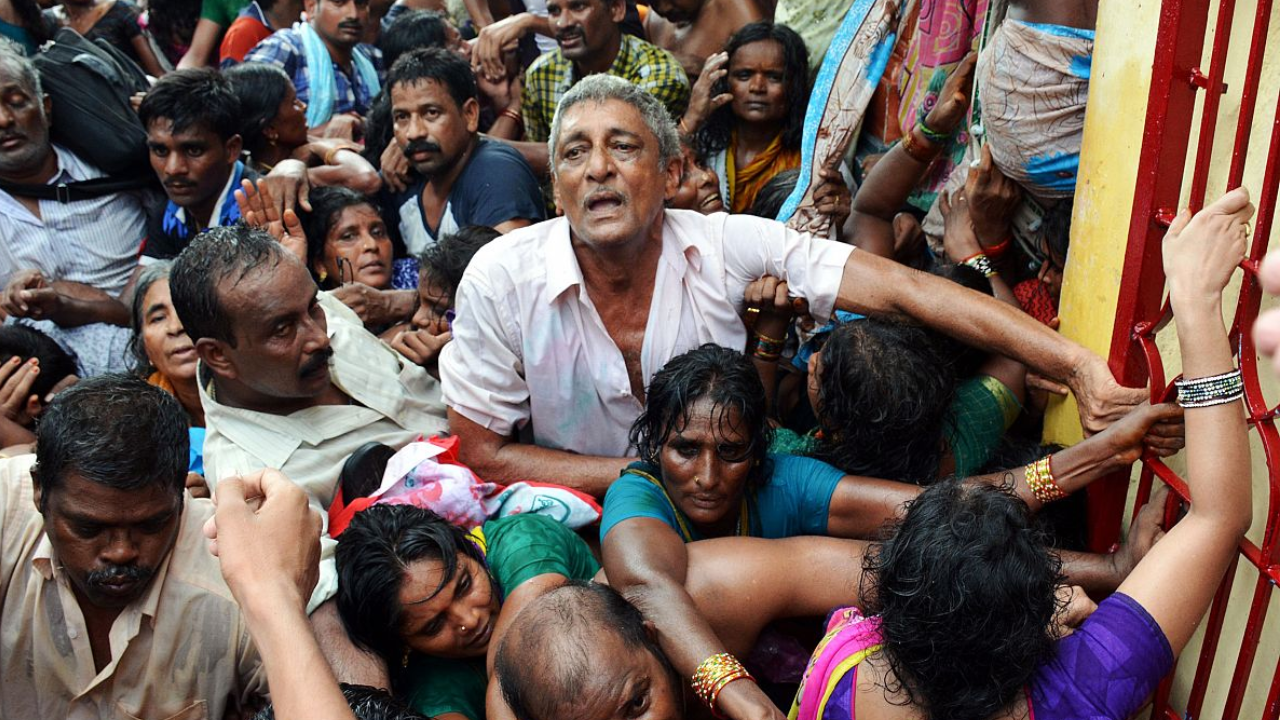 Arrestan a seis organizadores del acto en el que murieron más de 100 personas en la India