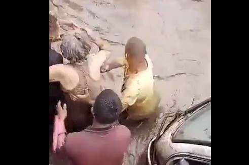 Así fue el rescate de una señora afectada por la inundación en Cumanacoa este #2Jul (VIDEO)