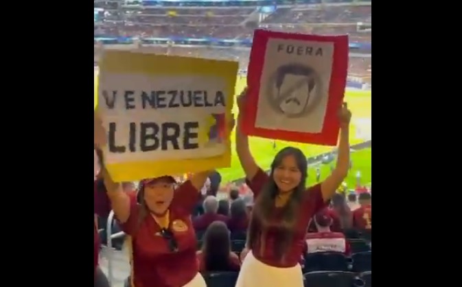 “Venezuela Libre y Fuera Maduro”: las pancartas que se ven durante el juego de la Vinotinto y Canadá