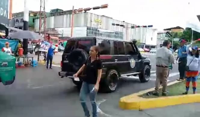 Unidad del Sebin paró frente a un grupo de opositores mientras hacían campaña en Barinas este #4Jul