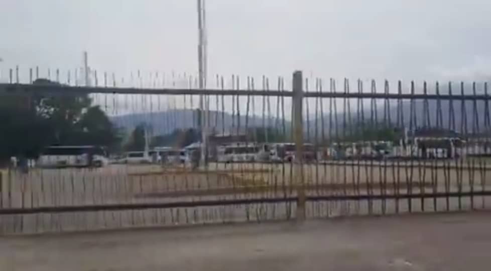 En VIDEO: centenas de autobuses trasladaron “ida y vuelta” a los pocos adeptos que acompañaron a Maduro en Táchira