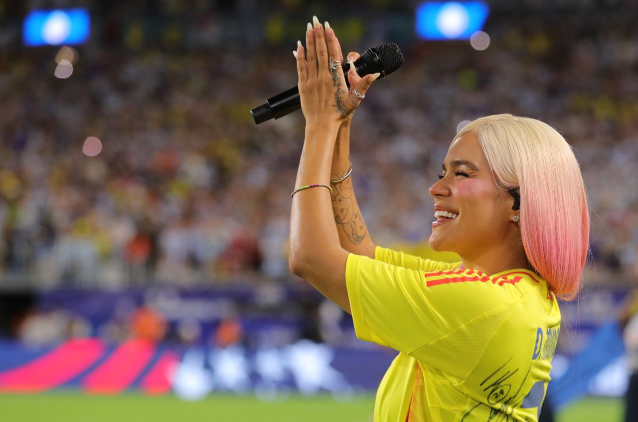 Le dieron hasta con el tobo a Karol G tras cantar el himno de Colombia en la Copa América 2024