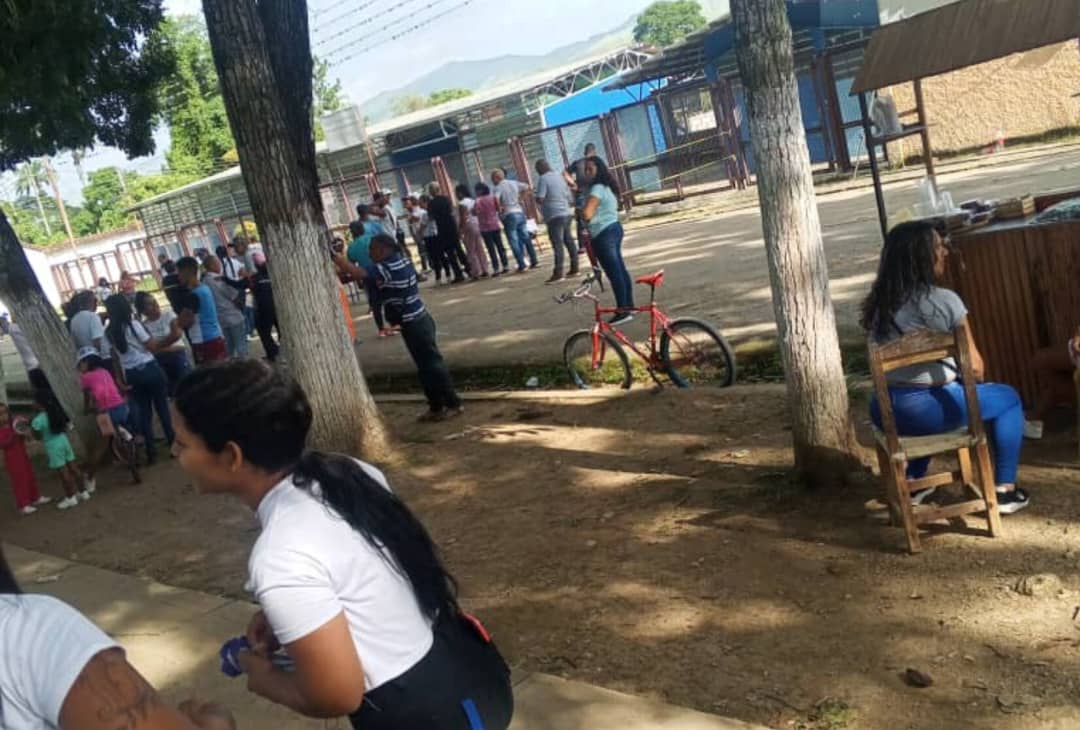 Electores se mantienen en fila en escuela de Carlos Arvelo en Carabobo