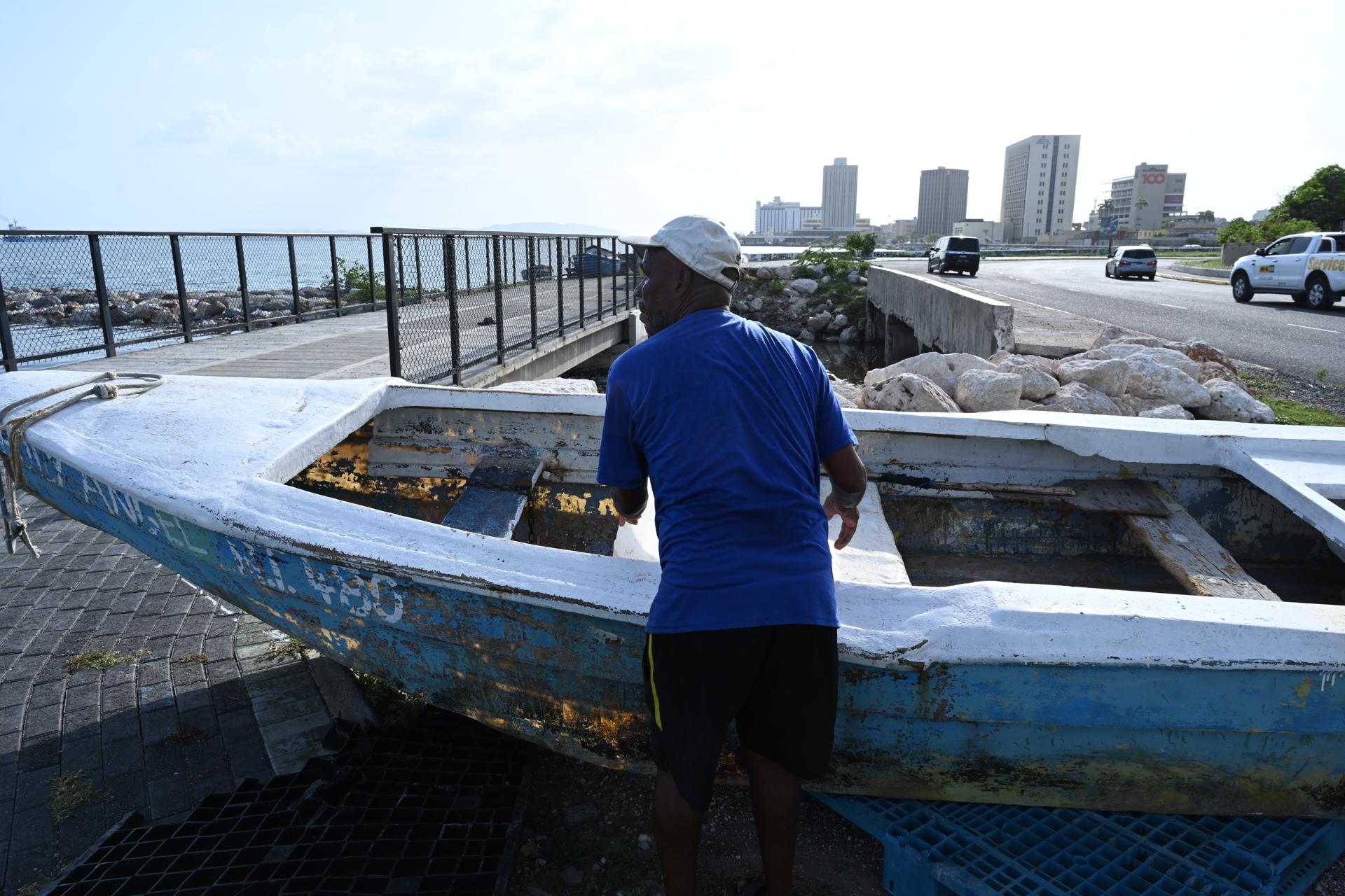 Jamaica mantiene el toque de queda por el paso del huracán Beryl que sacude al Caribe