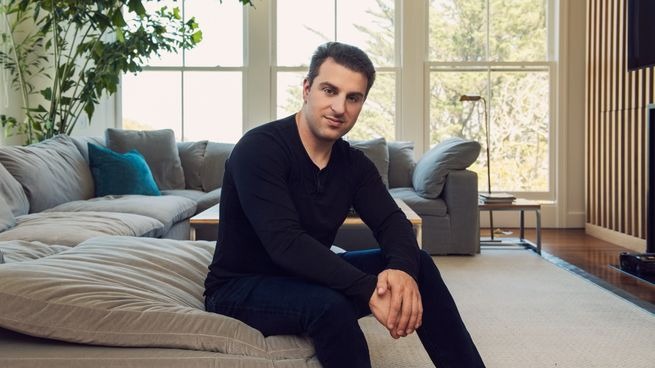 Quién es Brian Chesky y cómo hizo para convertirse en uno de los millonarios más destacados de EEUU