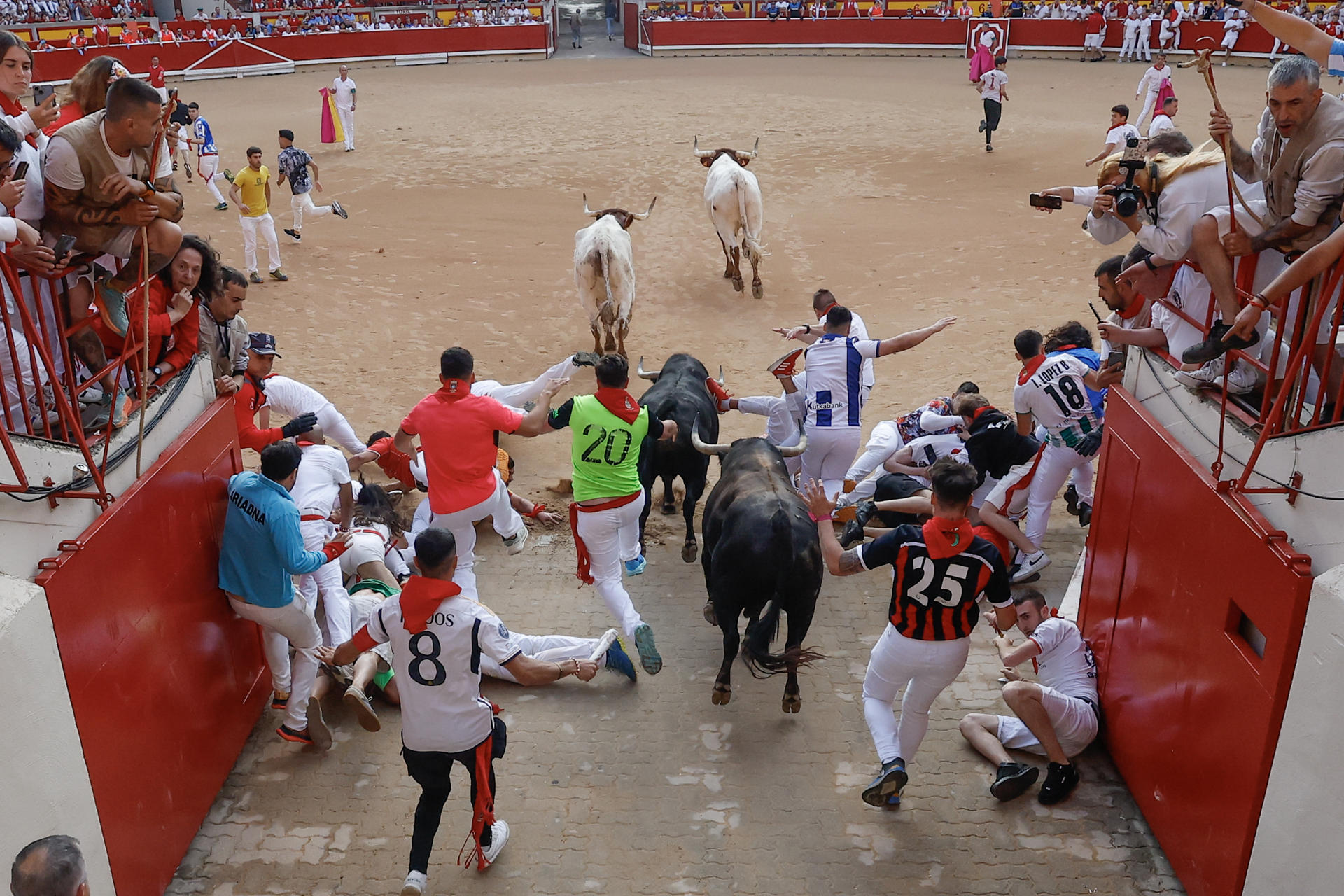 Pamplona vive su cuarto encierro de los Sanfermines, el más fugaz de este año