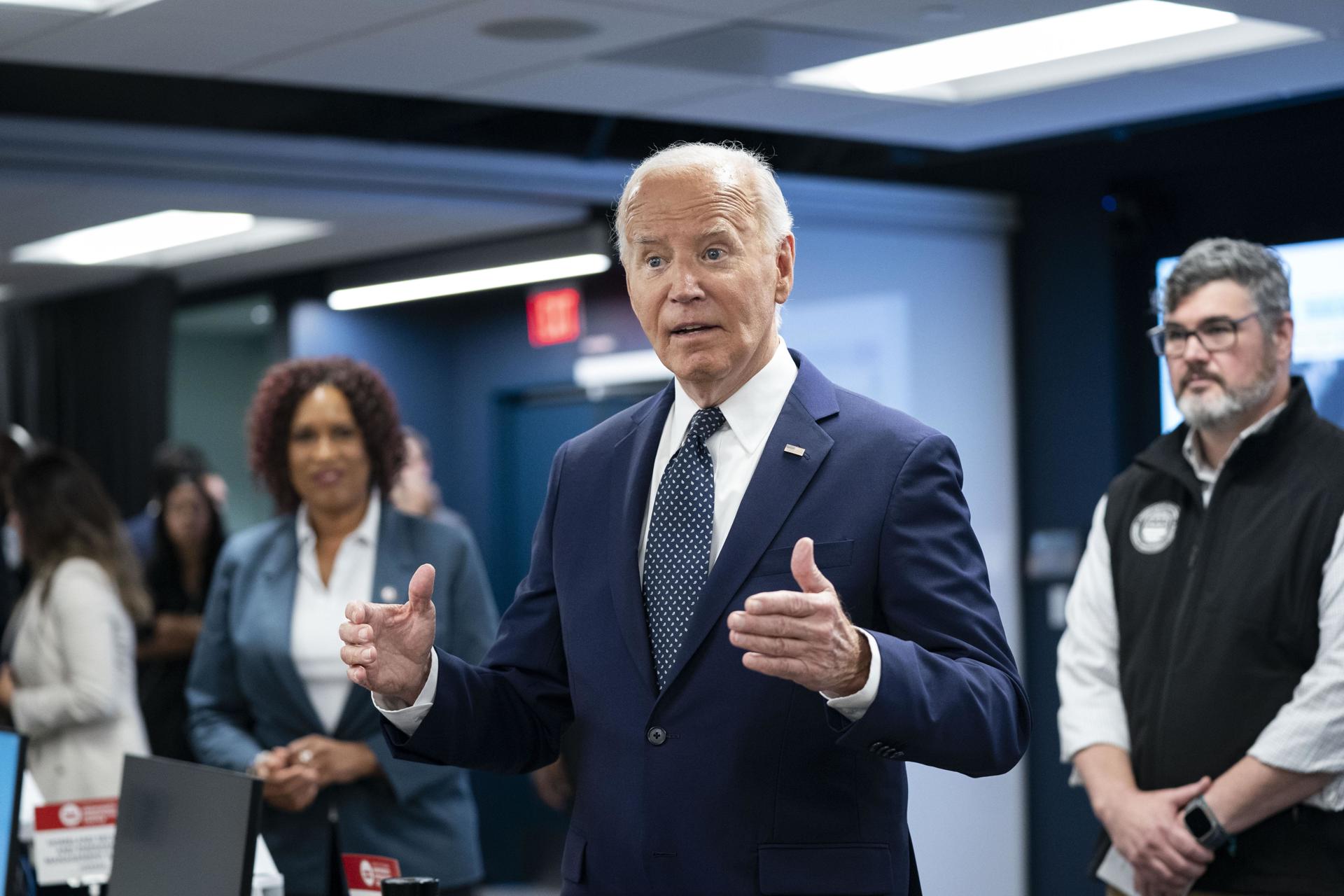 Biden sigue experimentando “síntomas leves” por el Covid-19