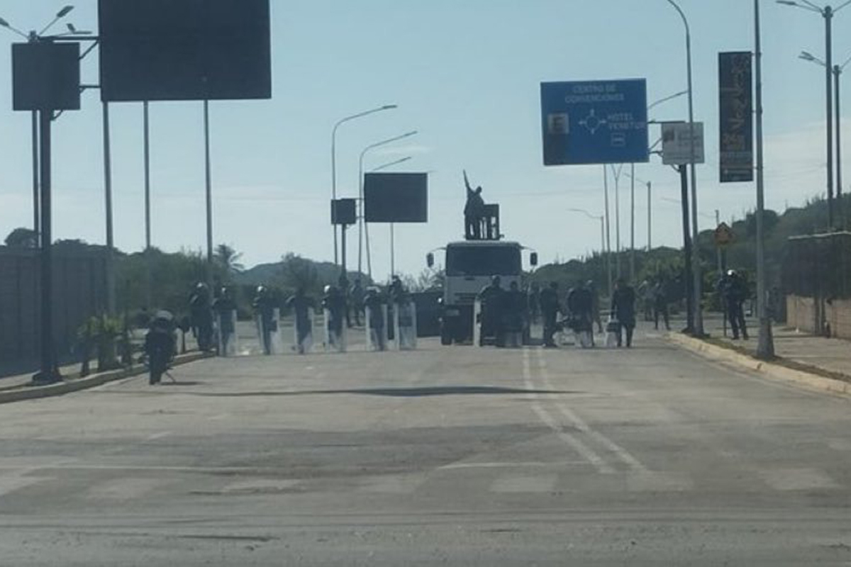 La última estatua de Chávez tiene más escoltas que Maduro (VIDEO)