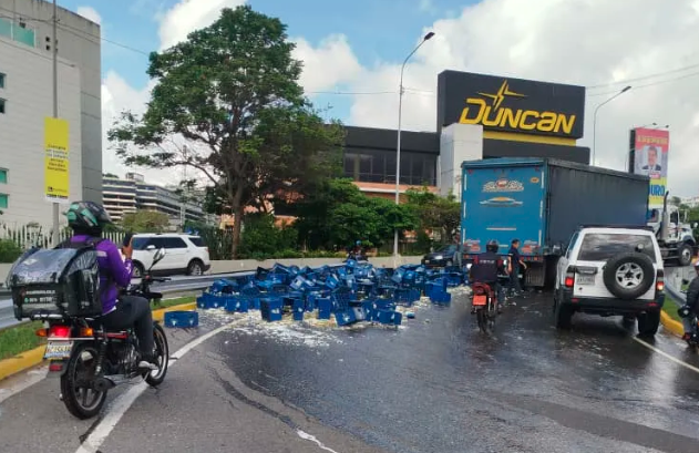 Accidente en el Distribuidor Los Ruices causa caos vial en Caracas (Video)