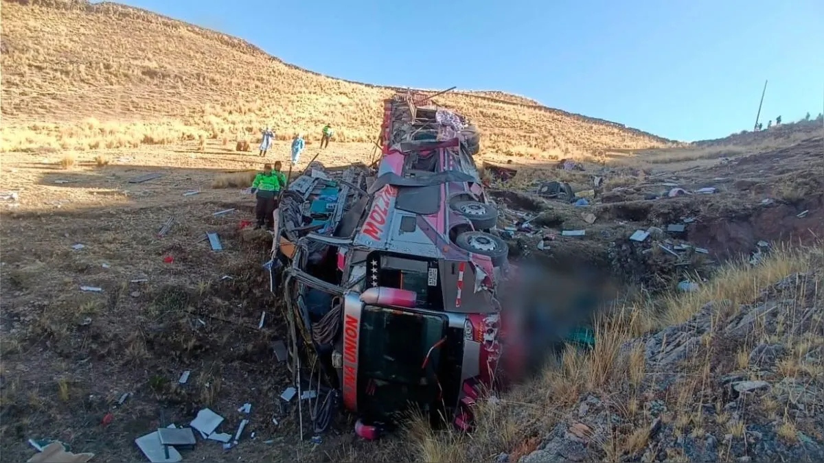 Se elevan a 29 los fallecidos por la caída de un autobús a un abismo en el sur de Perú