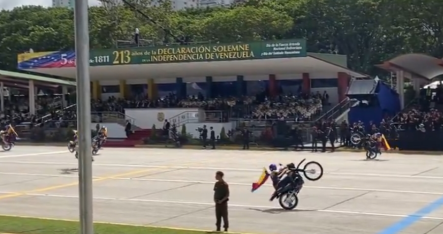 A “caballito” y con rodilleras: El pobre show de motopiruetas durante desfile militar del #5Jul (VIDEO)