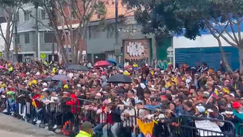 Ciudadanos gritan “fuera Petro” tras demora del presidente en desfile del 20 de Julio (VIDEO)