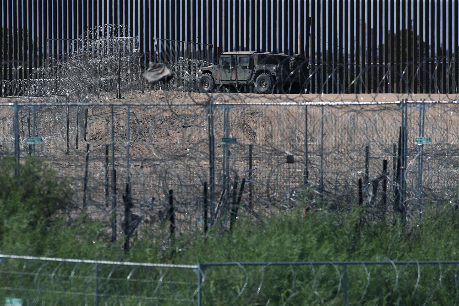 Texas amplíó su controversial alambrada antimigrantes en la frontera con México