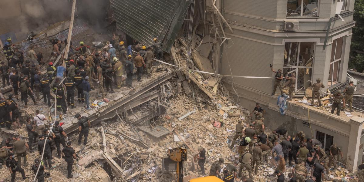 Al menos dos muertos en una escuela y otro cerca de un hospital en bombardeos ruso contra Ucrania