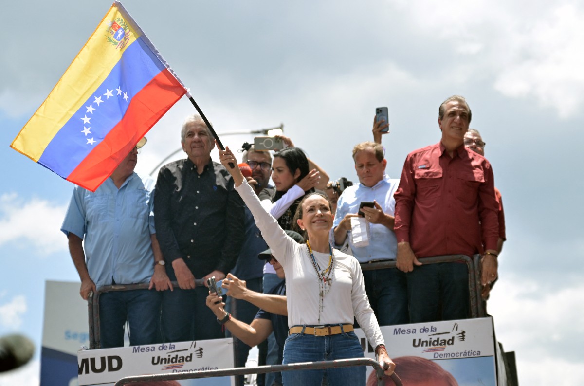 “Está más aislado y débil”: María Corina Machado dice que cada día crece la presión sobre Nicolás Maduro (VIDEO)