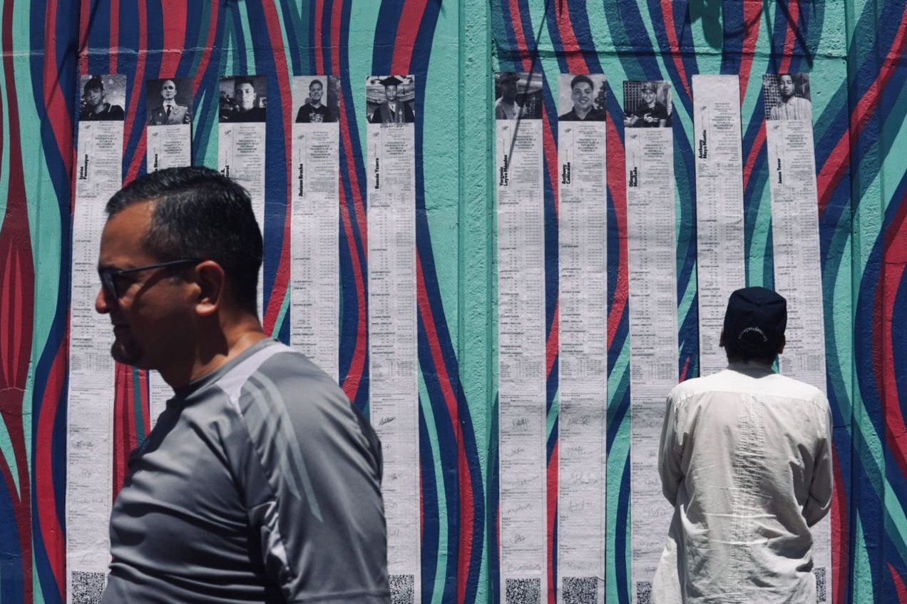 Manifestantes empapelaron paredes con copias de las actas que dan ganador a Edmundo González