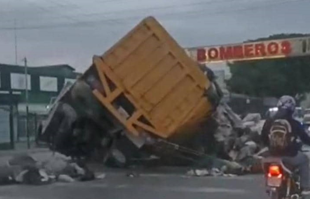 Camión perdió el control y se volcó en la carretera Cagua – La Villa en Aragua