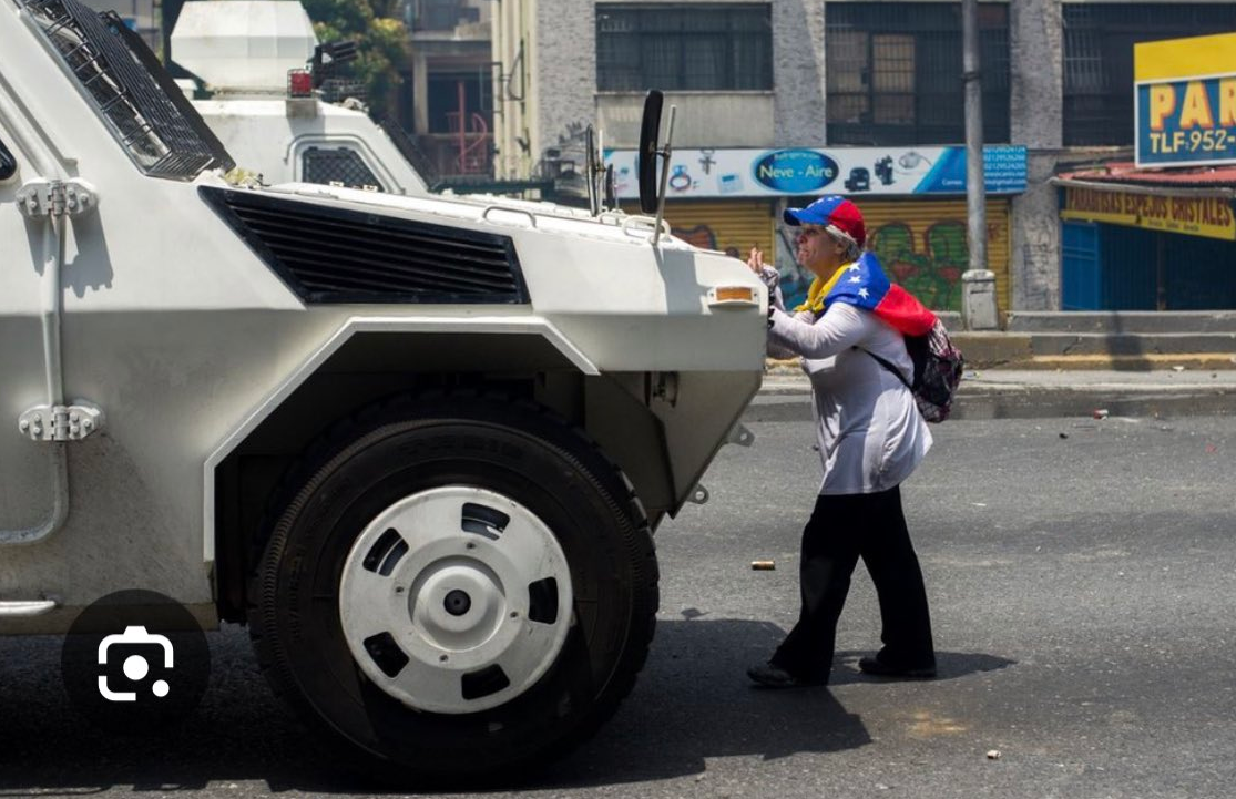 Valiente manifestante que detuvo una tanqueta militar sigue en las calles de Caracas siete años después (VIDEO)