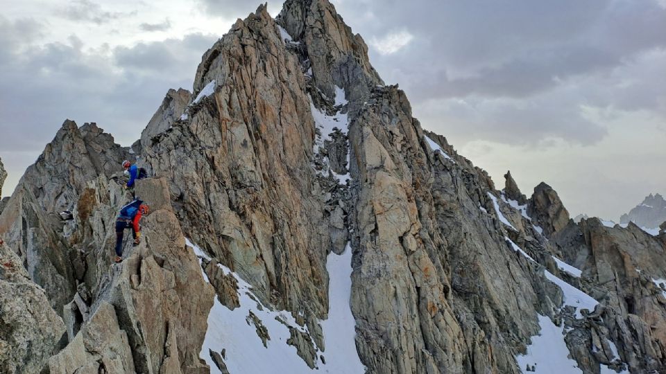 VIDEO impactante: momento en que dos alpinistas mueren tras caer desde la cima de los Alpes franceses