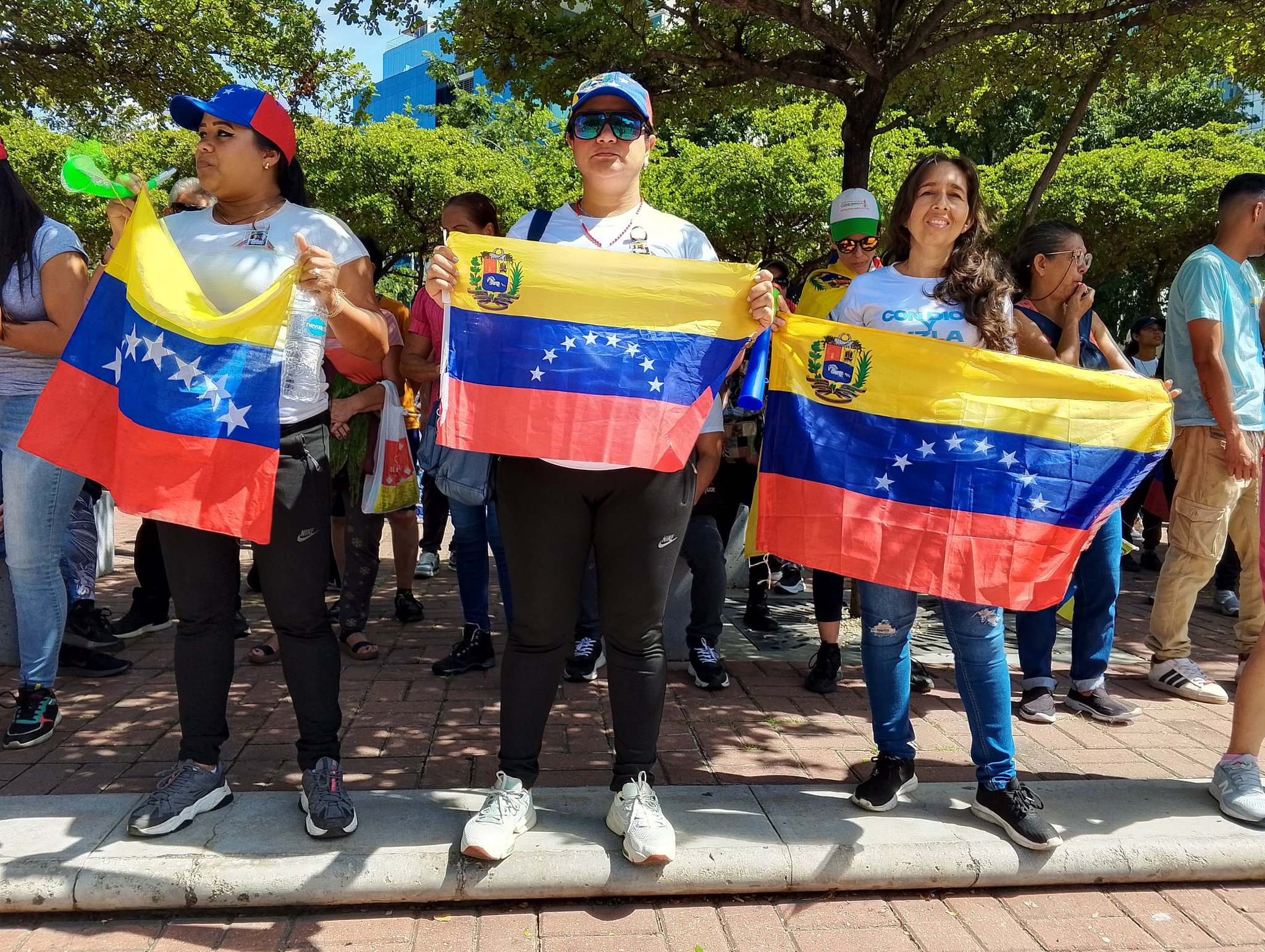 IMÁGENES: Pese al intento de desinformación del chavismo, ciudadanos se concentran en la plaza Alfredo Sadel de Las Mercedes este #3Ago