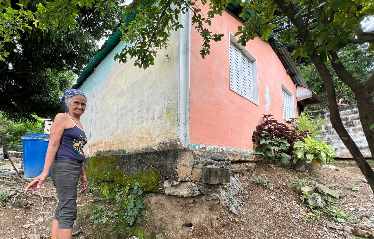 Abuela pide ayuda ante riesgo de derrumbe en su vivienda