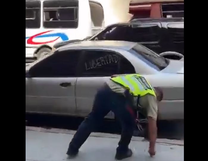 PoliCaracas remolcó con grúa un vehículo que tenía la palabra “libertad” en sus vidrios (Video)