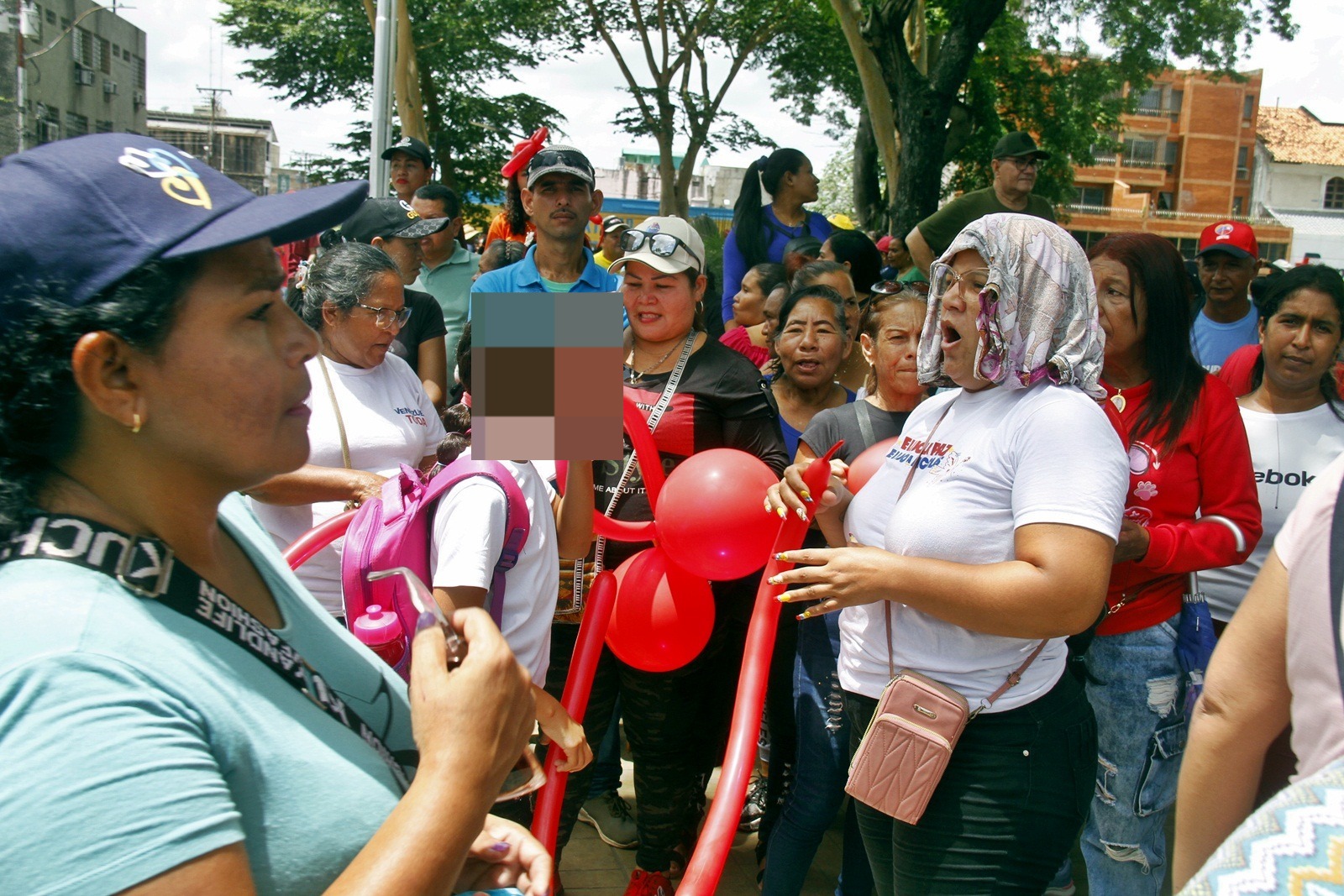 Pese a prohibición, niños siguen siendo llevados a marchas del oficialismo