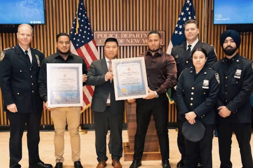 Viven en un refugio: quiénes son los dos venezolanos reconocidos como héroes por la policía en Nueva York