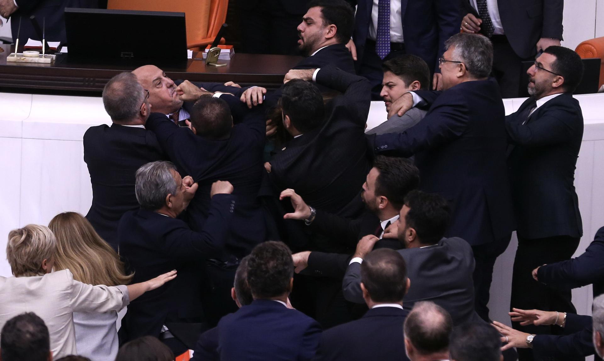 Polémica en el Parlamento de Turquía: debate sobre exdiputado preso terminó a los golpes (Video)