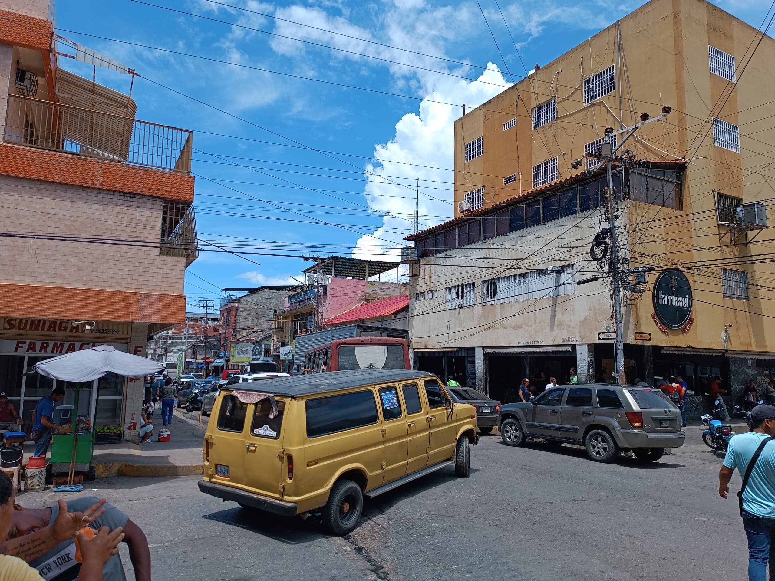 Mercado y comercios de Carúpano funcionaron con plantas eléctricas tras apagón nacional de este #30Ago