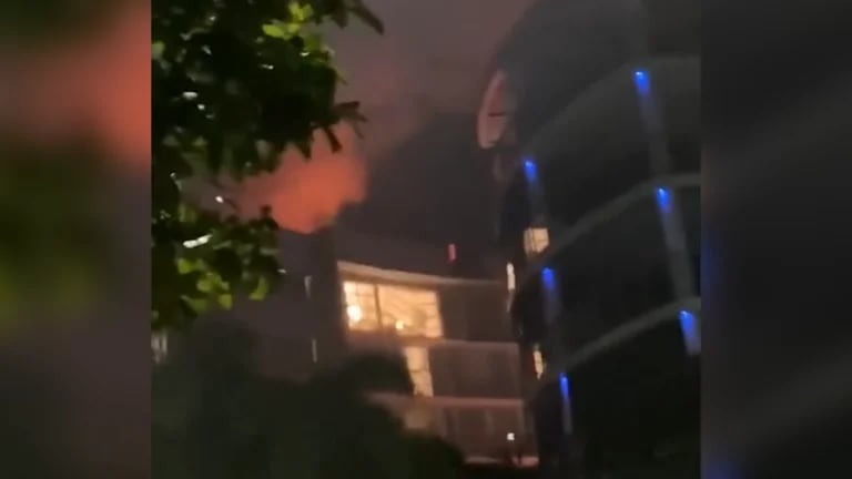 Un helicóptero se estrelló contra el techo de un hotel Hilton en Australia: provocó un incendio y una evacuación masiva