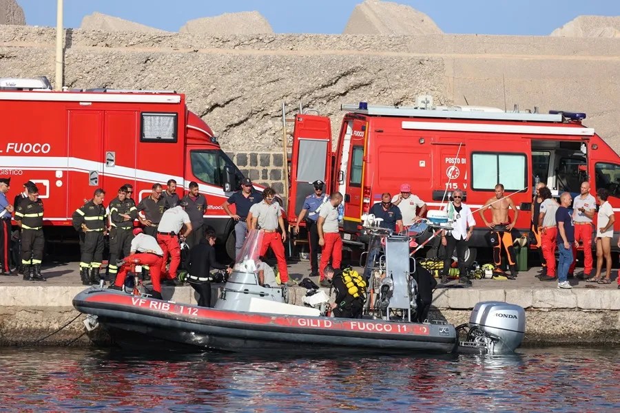 Buscan todavía a los seis desaparecidos mientras estudian las causas del naufragio del velero