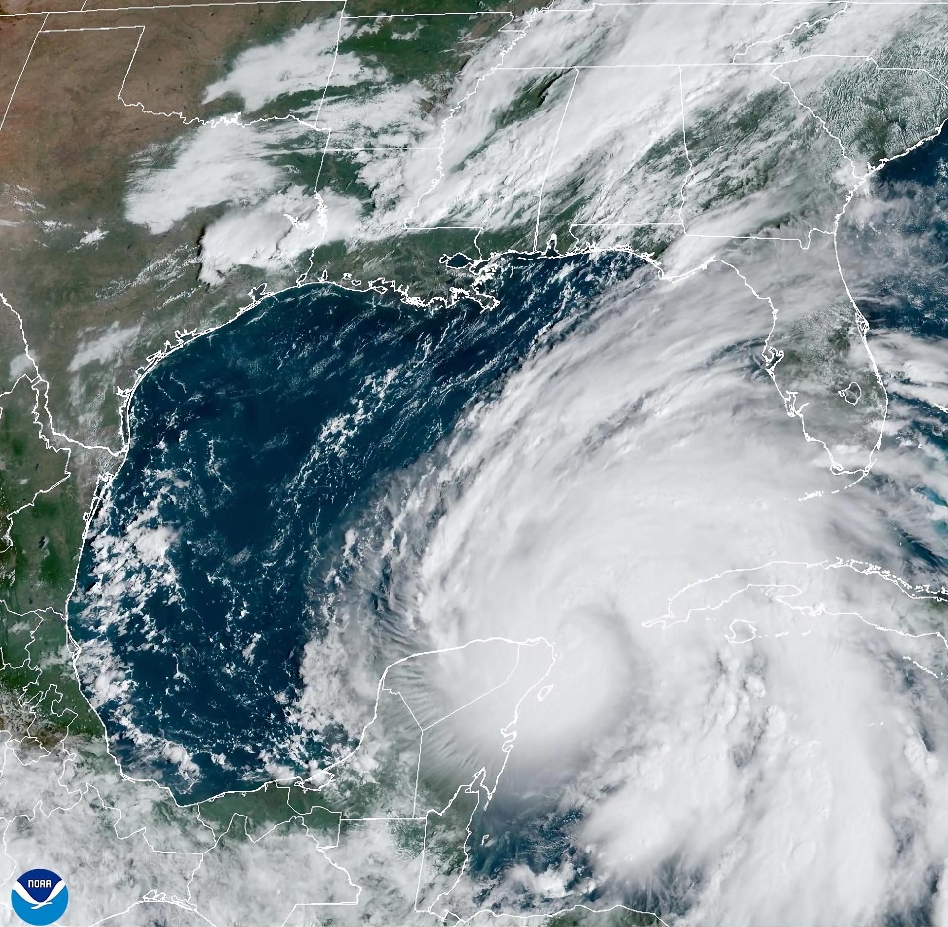 Helene se convierte en huracán frente a la península de Yucatán y en camino a Florida