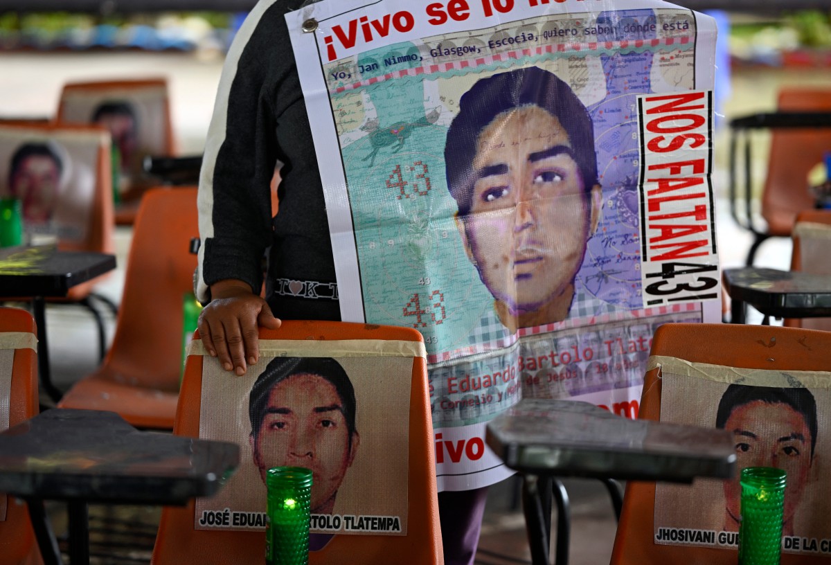 Familiares de 43 estudiantes desaparecidos en México exigen la verdad a la próxima presidenta