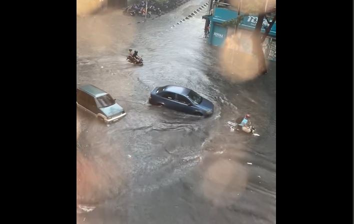 La laguna que se formó en la avenida Casanova de El Recreo tras aguacero este #2Sep (Video)