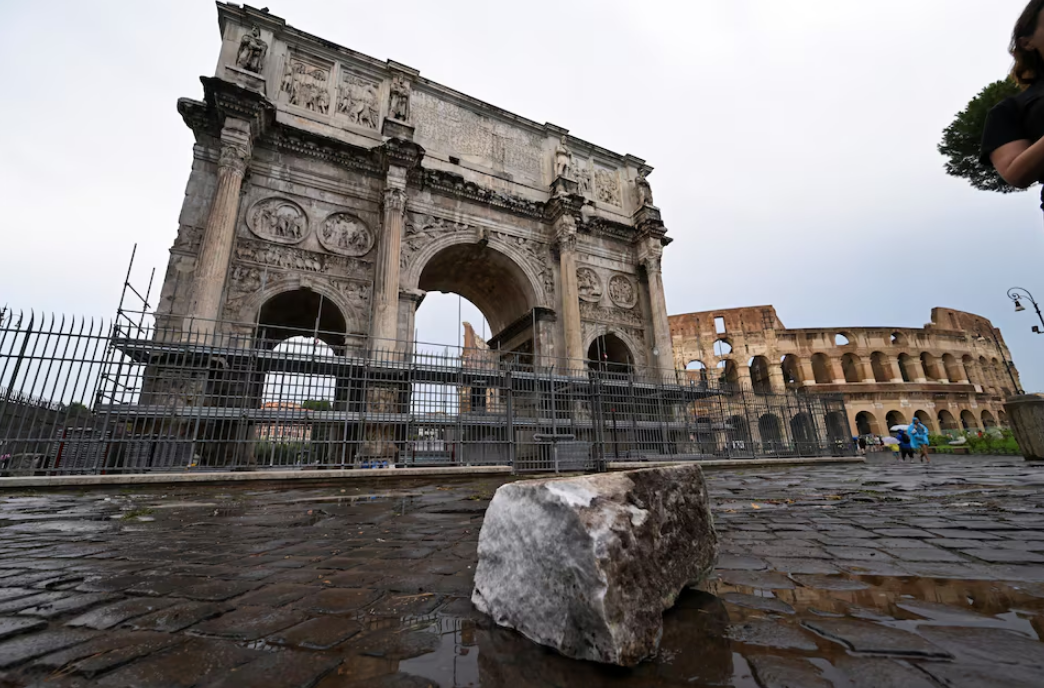 El Arco de Constantino, dañado en Roma por un relámpago