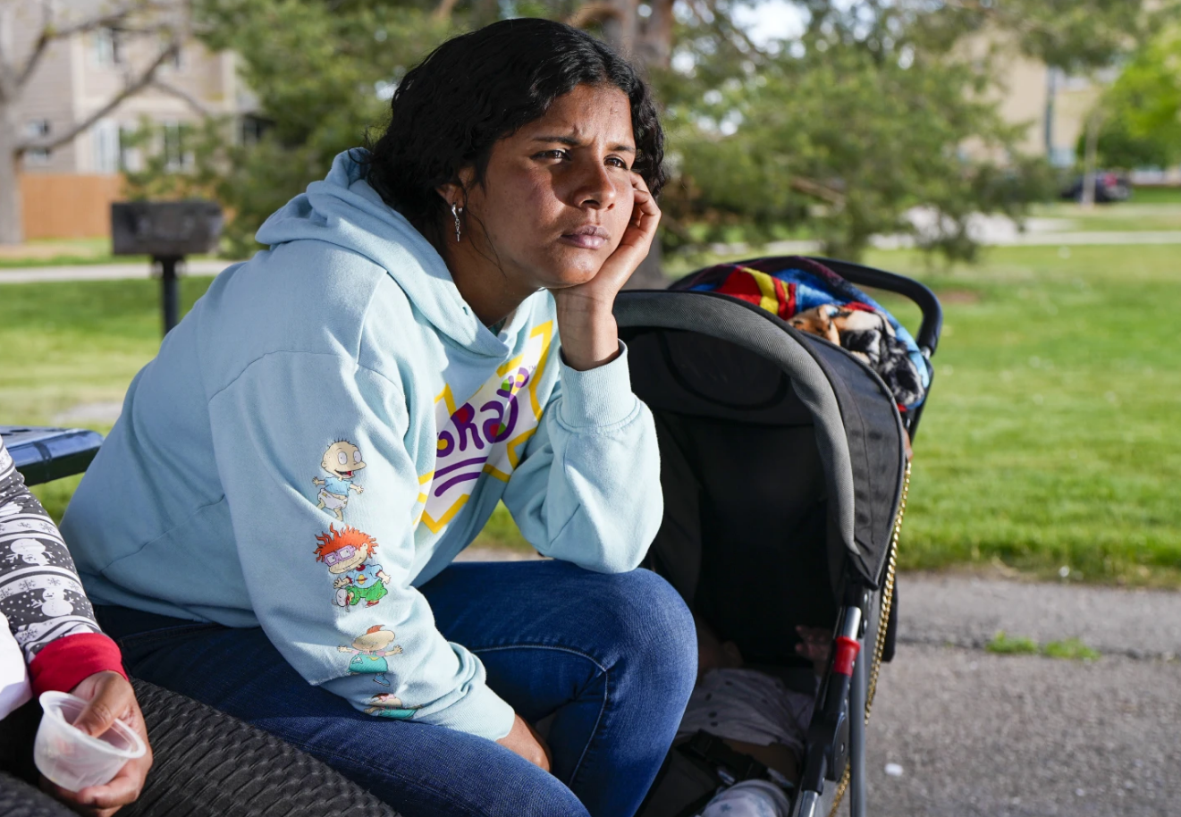 AP: En las calles de Colorado, venezolanas embarazadas luchan por sobrevivir