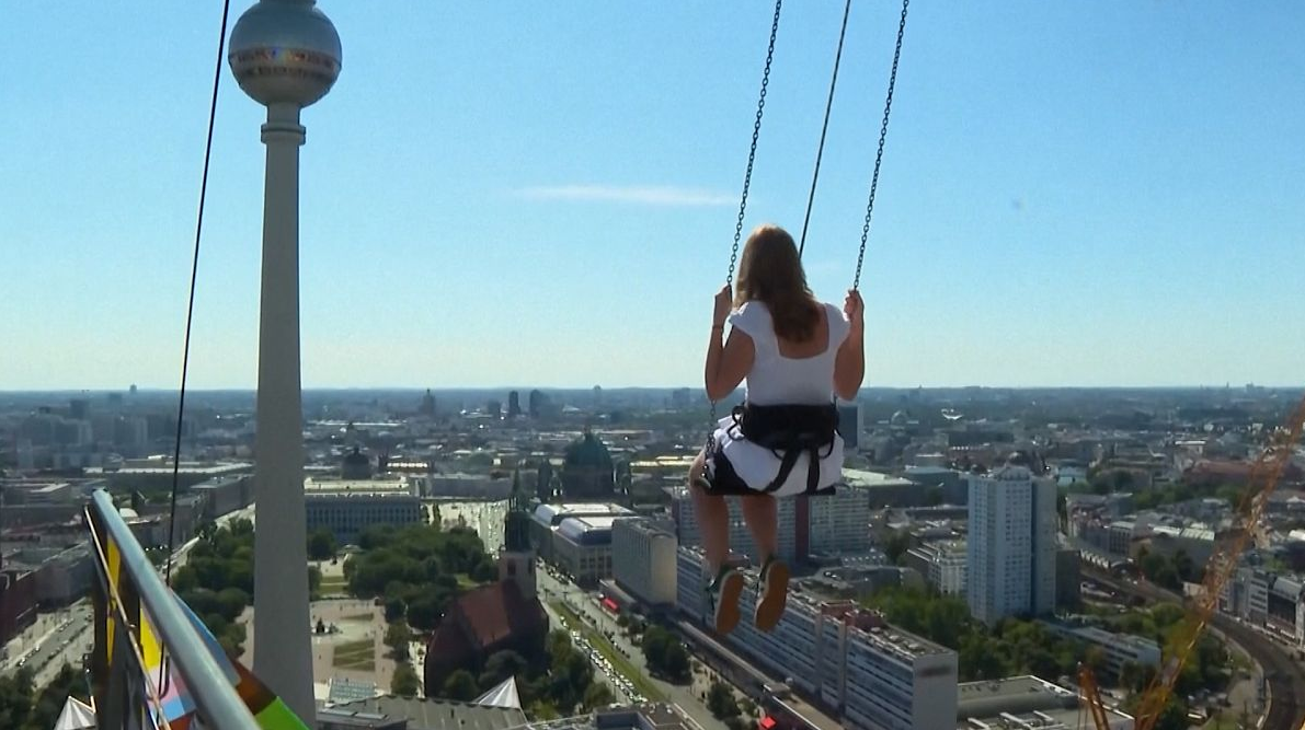 Un columpio a 120 metros de altura, nueva atracción turística para amantes del vértigo (video)