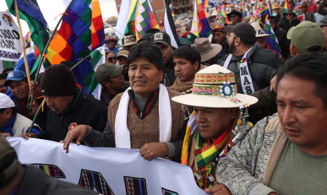 Evo Morales retoma movilización y lidera tercer día de caminata contra Luis Arce