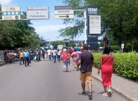 Colombian merchants close Simón Bolívar international bridge for more than an hour in protest against excessive controls