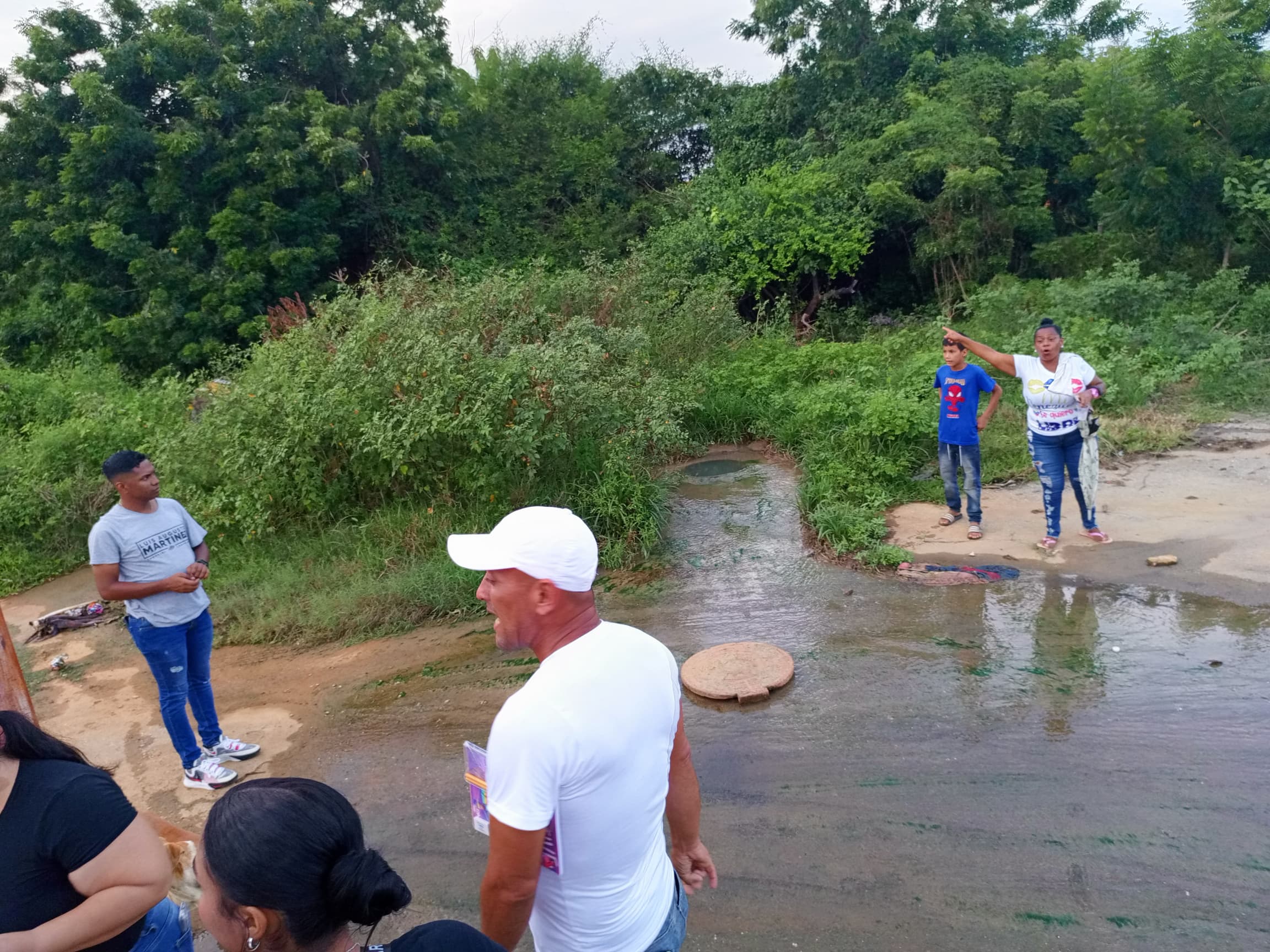 Habitantes de Lagunillas exigen resuelvan urgentemente desbordamiento de aguas putrefactas