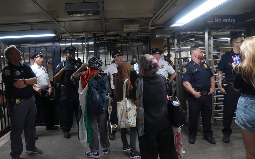 Estalló la cólera en metro de Nueva York tras actuación policial por un usuario que no pagó su boleto