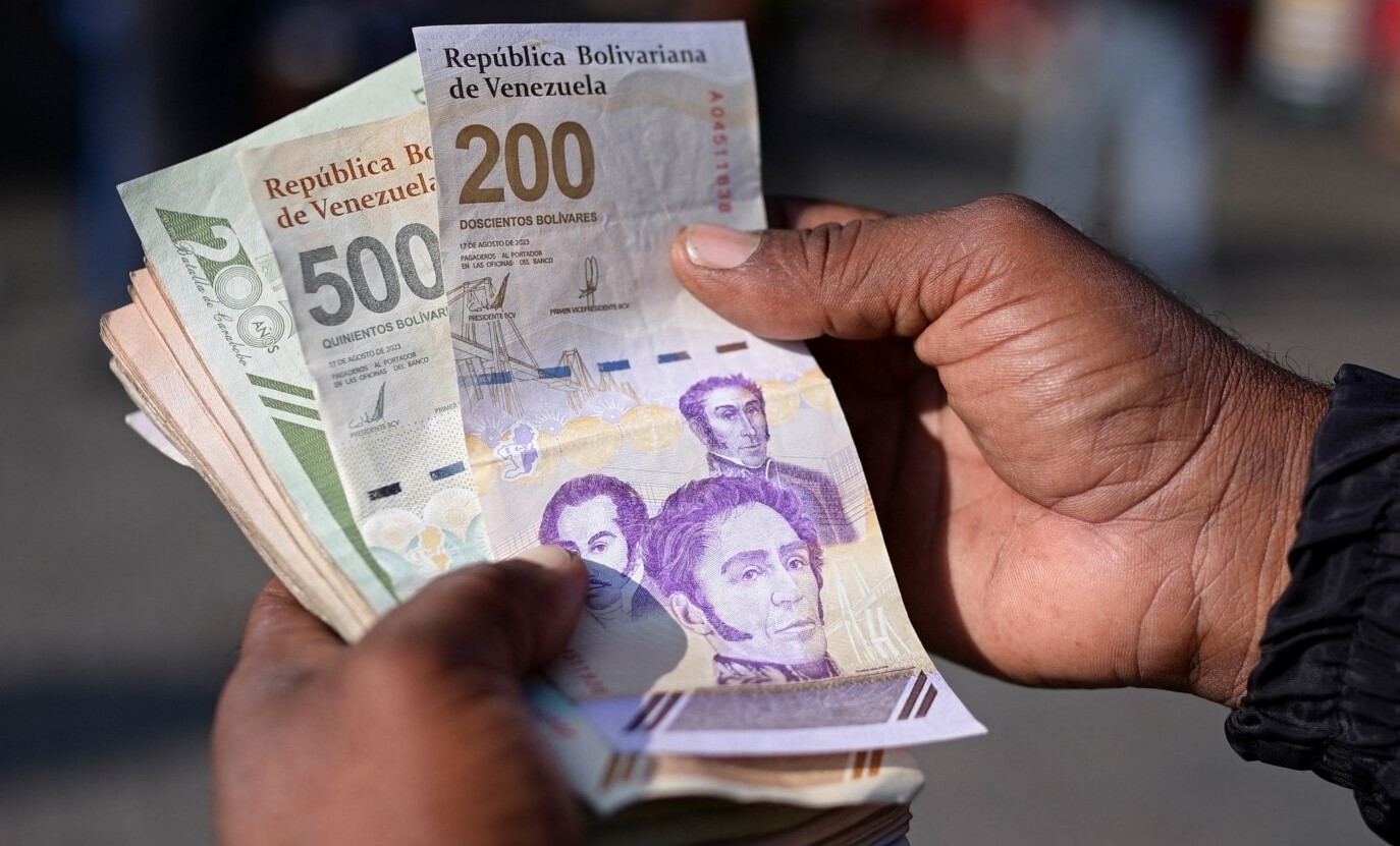 Salen de circulación cuatro billetes viejos de bolívares venezolanos, ingresan dos nuevos