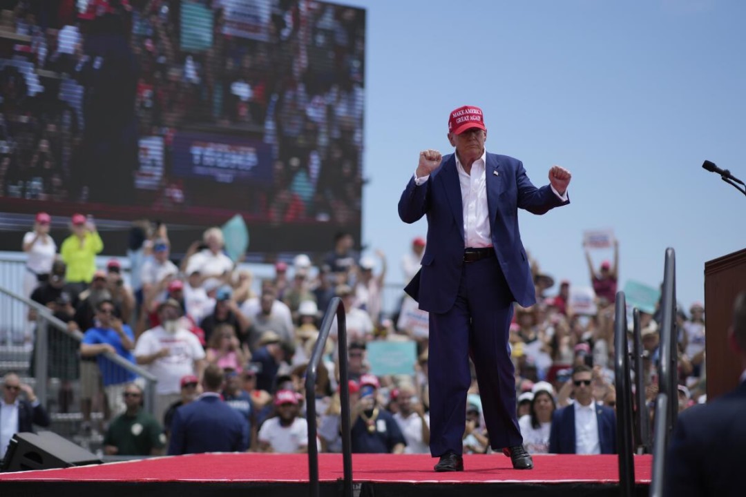 “¡Ella está buenísima!”: Donald Trump confundió a Nicky Jam con una mujer durante mitin (VIDEO)