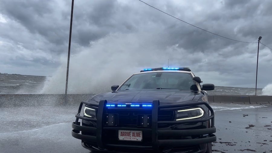 VIDEO: Todos los puentes que cruzan la bahía de Tampa cerraron a la espera del huracán Helene