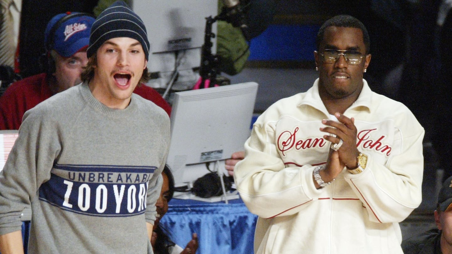 Cuestionan a Ashton Kutcher por haber organizado fiestas salvajes de Sean “Diddy” Combs