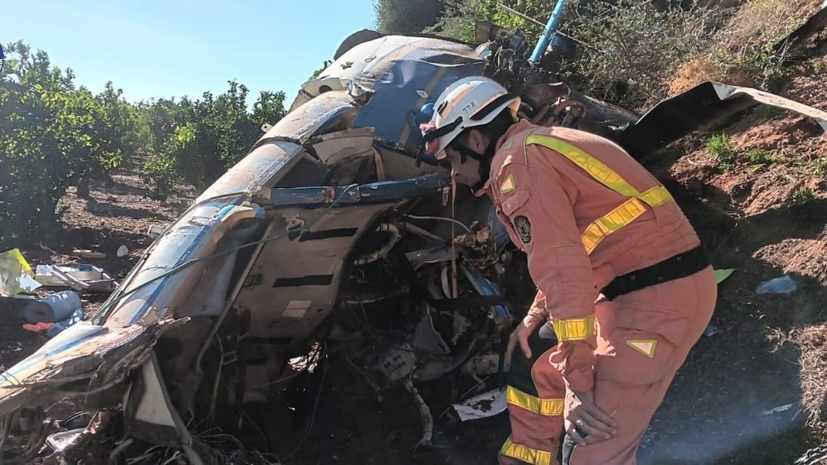 Helicóptero se estrelló contra una línea de alta tensión y todo terminó de la peor manera